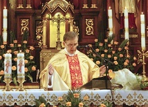 Podczas Eucharystii z okazji 50-lecia kapłaństwa w kaplicy sióstr boromeuszek w Gliwicach 23 czerwca 2009 roku.