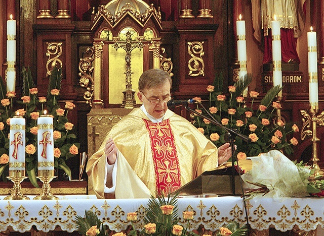 Podczas Eucharystii z okazji 50-lecia kapłaństwa w kaplicy sióstr boromeuszek w Gliwicach 23 czerwca 2009 roku.
