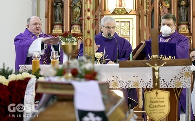 Uroczysta celebra pogrzebowa ks. Czachora w Kłodzku.