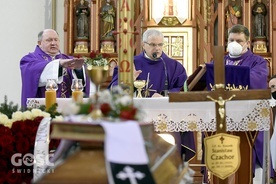 Uroczysta celebra pogrzebowa ks. Czachora w Kłodzku.