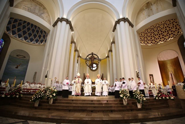 Archiwum. Ingres abp. Wiktora Skworca do katedry Chrystusa Króla w Katowicach