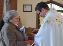 Pani Maria z Brzeska także otrzymała medal od biskupa