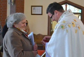 Pani Maria z Brzeska także otrzymała medal od biskupa