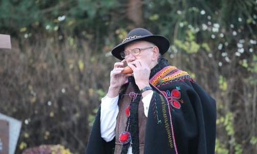 Nad grobem pożegnalną melodię zagrał znany muzyk ze Szczyrku - Antoni Gluza