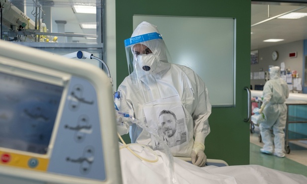 Ponad połowa personelu służby zdrowia we Włoszech potrzebuje wsparcia psychologicznego