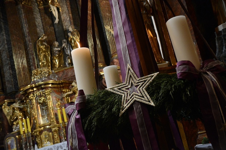 Poświęcenie wieńców adwentowych w katedrze opolskiej