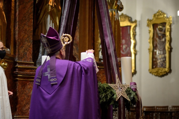 Poświęcenie wieńców adwentowych w katedrze opolskiej