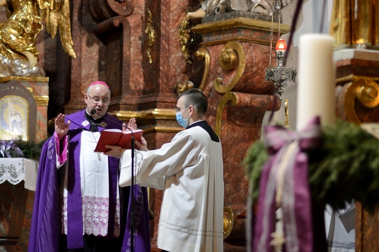 Poświęcenie wieńców adwentowych w katedrze opolskiej