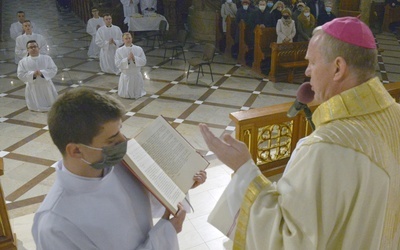Po nałożeniu rąk w momencie święceń bp Piotr Turzyński odmówił nad nowymi diakonami specjalną modlitwę.