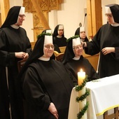 Siostry jubilatki otrzymały wianki jako znak przyszłej chwały niebieskiej.