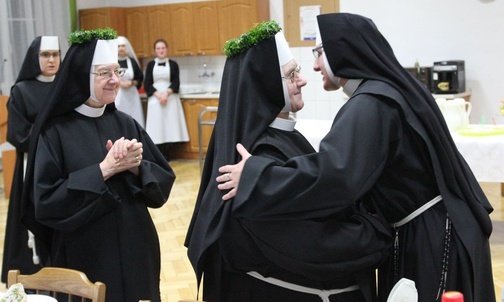 Jubilatki przyjmują życzenia od Matki Generalnej s. Alberty Jasek.
