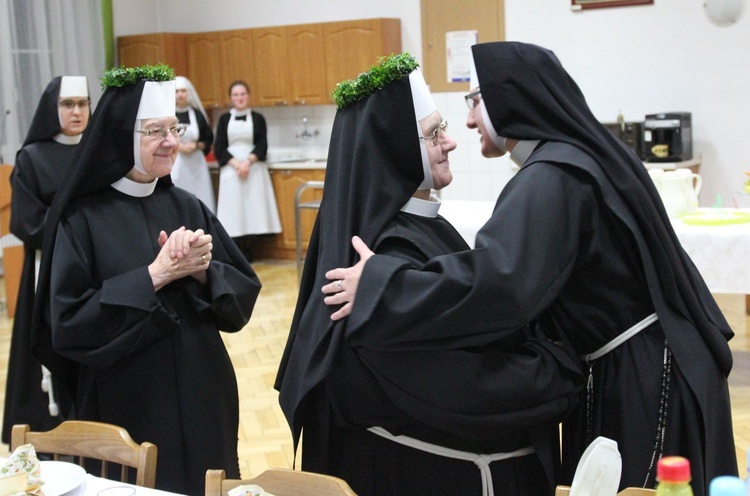 Jubilatki przyjmują życzenia od Matki Generalnej s. Alberty Jasek.