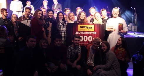 Złota Kurtyna Pięciolecia powędrowałą do Grupy Teatralnej "Dzikie Koty" za spektakl "Wesele".