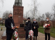 Spotkanie przed pomnikiem wieszcza.