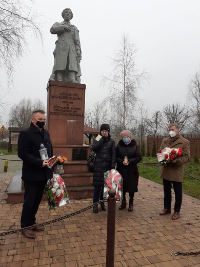 Spotkanie przed pomnikiem wieszcza.