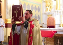 ▲	Błogosławieństwo księgą Ewangelii zakończyło nabożeństwo biblijne.