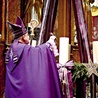 Biskup Pierskała zapalił pierwszą świecę na wieńcu adwentowym.