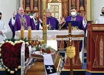 ▲	Ponieważ kościół i plebania pw. Niepokalanego Poczęcia NMP, gdzie przez lata posługiwał zmarły ks. Stanisław, znajdowały się na terenie szpitala, jednym z głównych jego zadań duszpasterskich była posługa chorym.