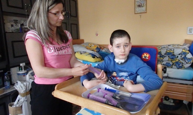 Rodzina z ciężko chorym synem mieszkała w jednym pokoju