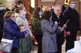 19 delegacji różnych stanów, środowisk i zawodów  	oddało się pod Chrystusową opiekę.