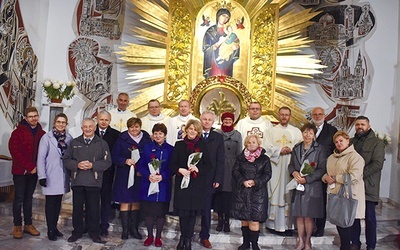 Pamiątkowe zdjęcie po Mszy Świętej.