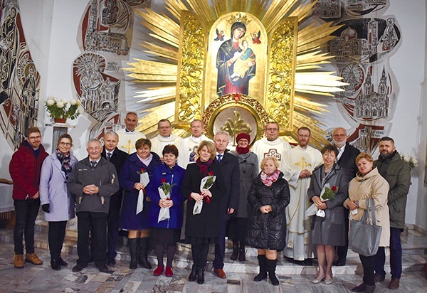 Pamiątkowe zdjęcie po Mszy Świętej.