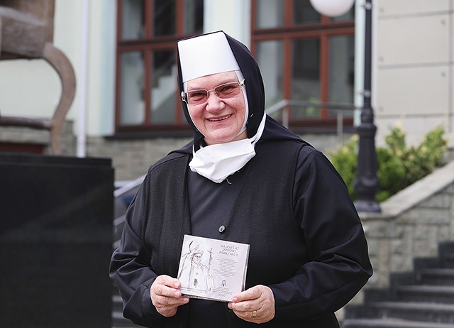 Siostra Jadwiga Wyrozumska, elżbietanka, z płytą wydaną w hołdzie papieżowi.