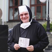 Siostra Jadwiga Wyrozumska, elżbietanka, z płytą wydaną w hołdzie papieżowi.