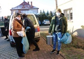 Streetworkerzy ze Strażą Miejską rozwożą gorące posiłki bezdomnym.