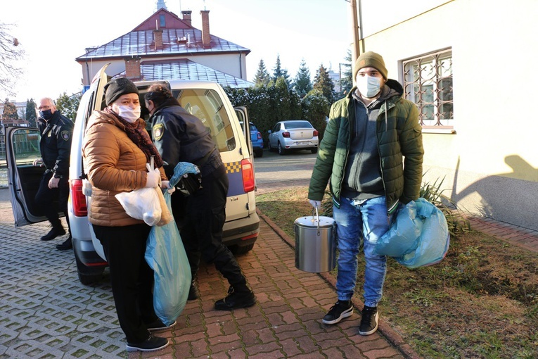 Streetworkerzy ze Strażą Miejską rozwożą gorące posiłki bezdomnym.