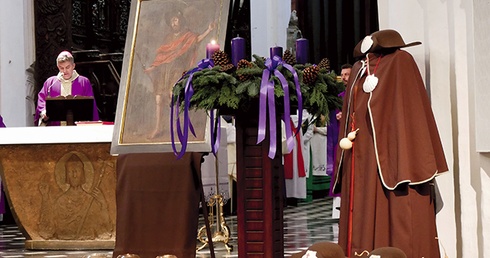 Symbolami jubileuszu są: płaszcz, kapelusz, laska i muszla pielgrzyma.