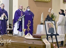 Duchowni w czasie Mszy św. żałobnej w wałbrzyskim kościele.