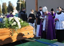 Bp Piotr Greger przewodniczył Mszy św. pogrzebowej Jana Bierówki.