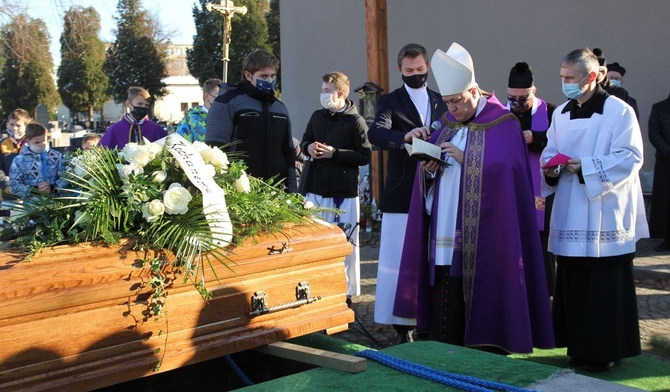 Bp Piotr Greger przewodniczył Mszy św. pogrzebowej Jana Bierówki.