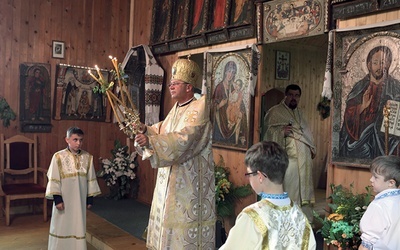 Liturgia celebrowana przez abp. Eugeniusza Popowicza w cerkwi w Olchowcu.