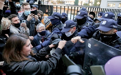 Wyrywanie policjantom tarcz trudno uznać za pokojowe zachowanie.