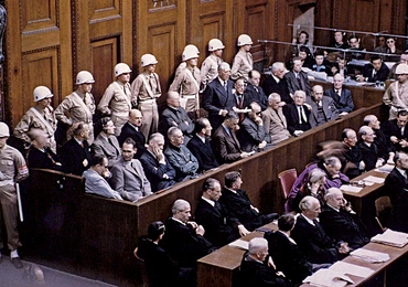 Ława oskarżonych. W pierwszym rzędzie od lewej: Goering, Hess, Ribbentrop, Keitel, Kaltenbrunner, Rosenberg, Frank, Frick, Streicher, Funk i Schacht. W drugim rzędzie: Doenitz, Raeder, von Schirach, Sauckel, Jodl, von Papen, Seyss-­‑Inquart, Speer, von Neurath i Fritzsche.