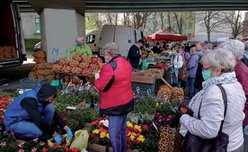 Kupowanie na świeżym powietrzu może być bezpieczniejsze niż w sklepie.