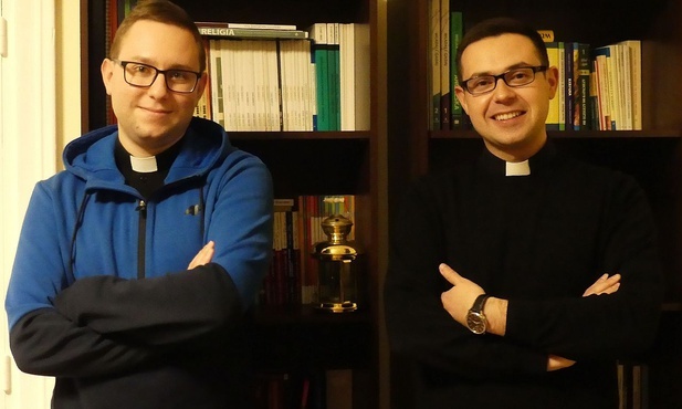 Księża Jakub Kuliński i Damian Broda prowadzą internetowe rekolekcje dla młodzieży starszej.