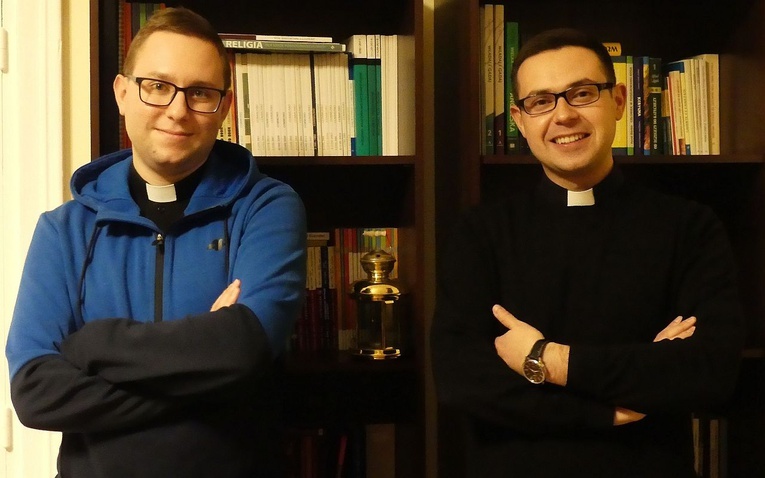 Księża Jakub Kuliński i Damian Broda prowadzą internetowe rekolekcje dla młodzieży starszej.