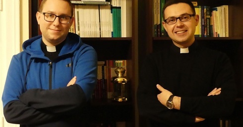 Księża Jakub Kuliński i Damian Broda prowadzą internetowe rekolekcje dla młodzieży starszej.