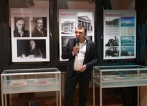 Dariusz Marciniak w czasie jednej z wystaw muzealnych.