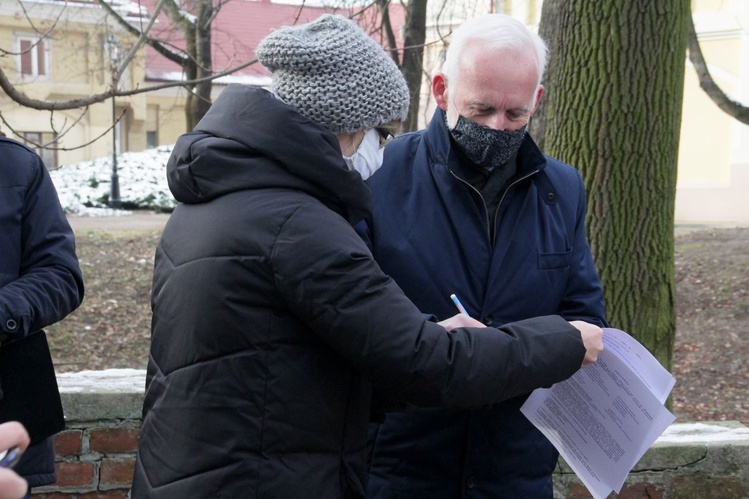 W parku dzikowskim pojaśniało