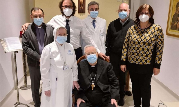 Kard. Bassetti tuż przed opuszczeniem polikliniki Gemelli w Rzymie.