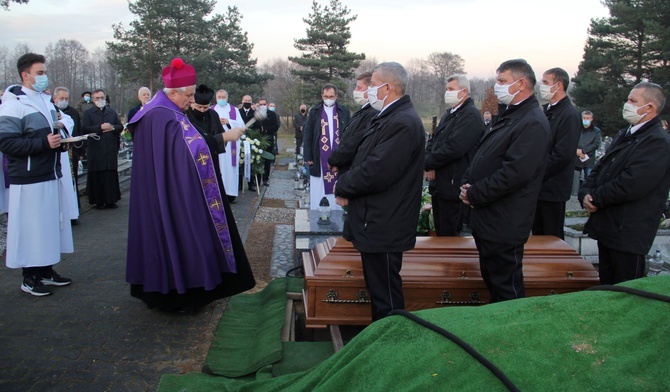 Zmarły po ciężkim przebiegu covid-19 ks. Andrzej Trzeciak pożegnany