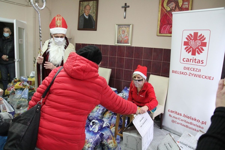 Odwiedziny św. Mikołaja w bielskiej Kuchni Społecznej św. Brata Alberta