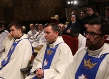 Czuwanie w 2017 roku. Ks. Tomasz Atłas (w środku) zawierzy Matce Bożej sprawy misyjne Kościoła w Polsce.