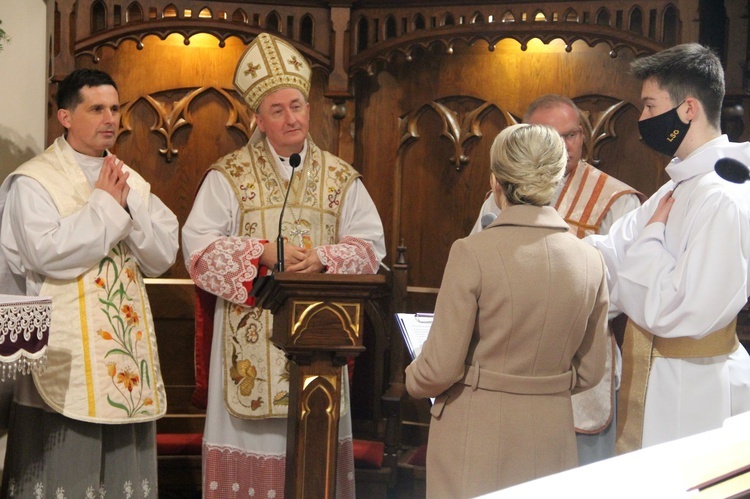 W Bobowej bp Andrzej Jeż włączył do grona ministrantów 32 chłopców