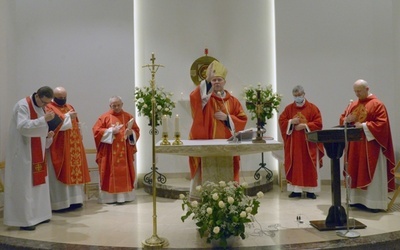 Uroczystego błogosławieństwa trwającym na wieczystej adoracji udzielił bp Piotr Turzyński.