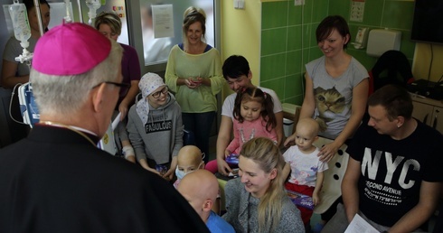 Abp Skworc modlił się za chore dzieci i młodzież 